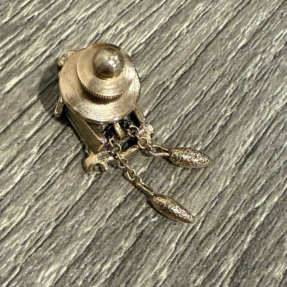 VTG Signed AVON Gold Tone CUCKOO CLOCK Pin Brooch - Picture 3 of 8